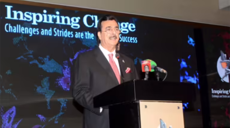 Gilani highlights textile sector's key economic contribution