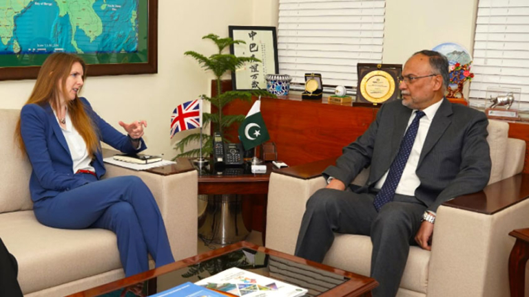 Pakistan, Britain vow to foster stronger ties