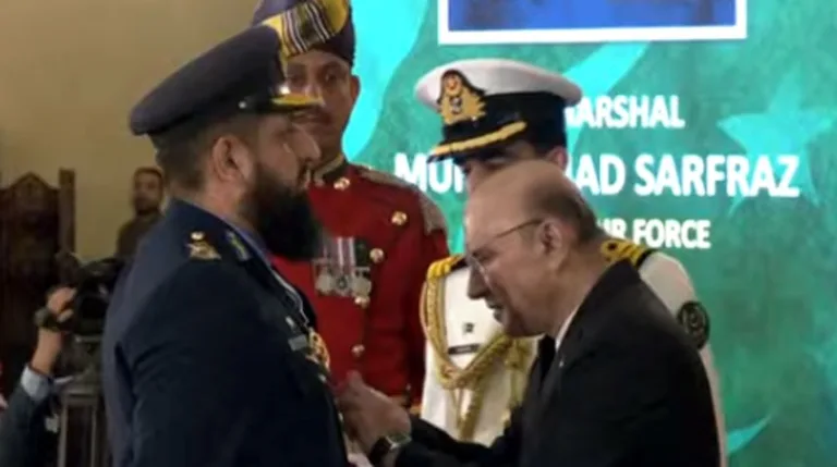 President confers military awards on officers of Army, Navy & Air Force
