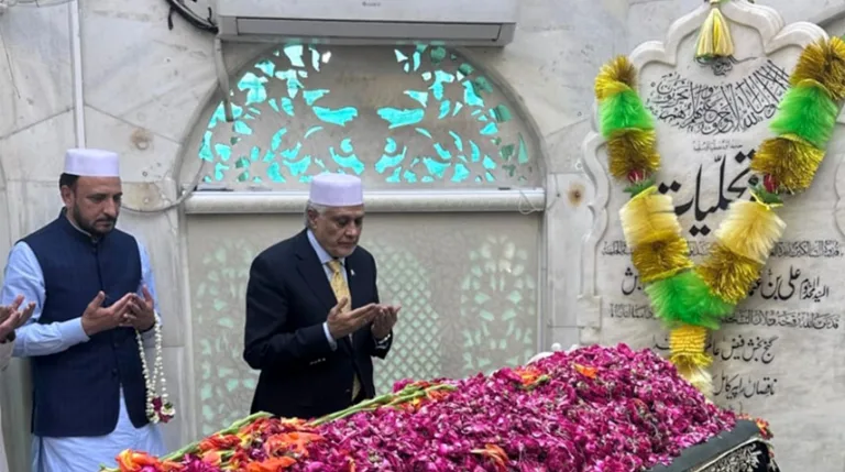 Deputy PM Ishaq Dar visits Data Darbar