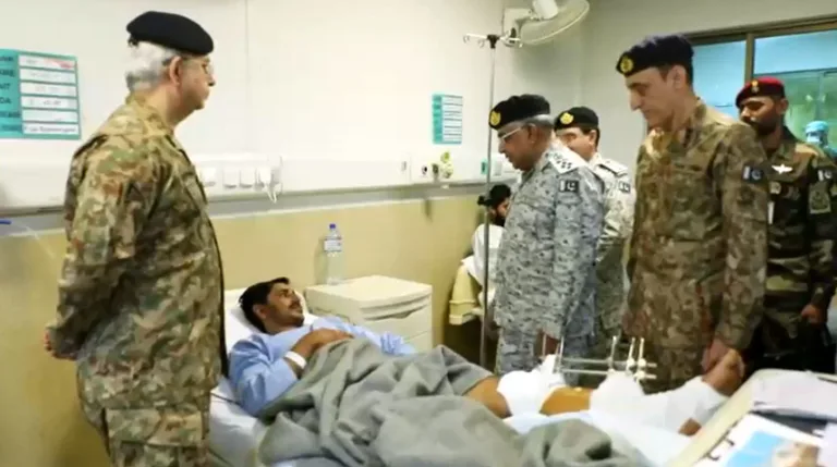 Naval Chief visits CMH to enquire after well-being of soldiers, civilians