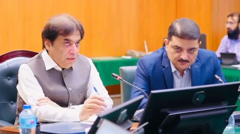 Hanif Abbasi announces ban on use of luxury salons by railway officers