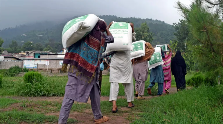 KSRelief distributes 6,000 food packages to families in Azad Jammu & Kashmir