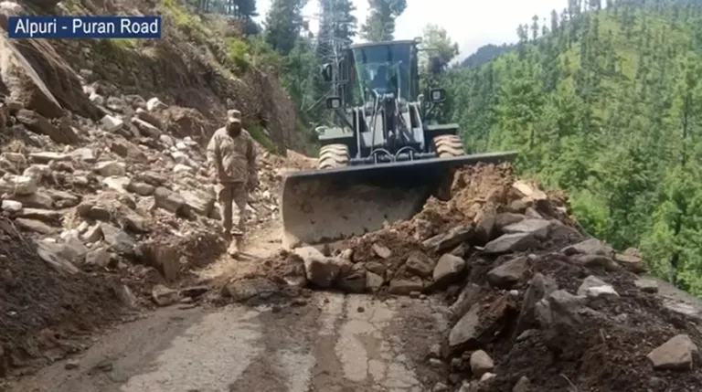 Pakistan Army continues relief operations in flood-hit areas