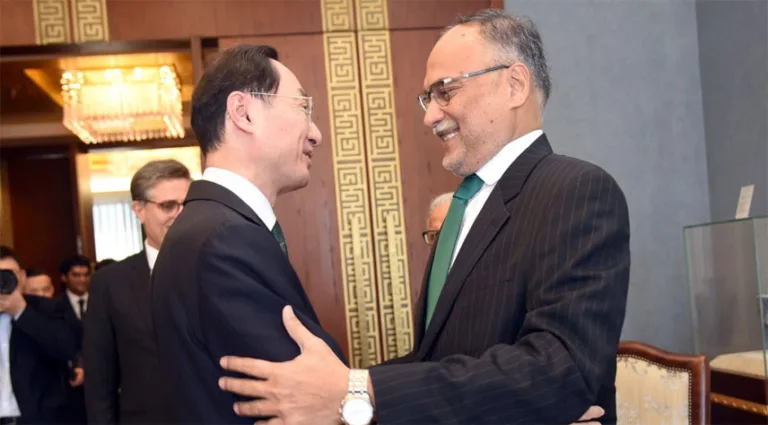 Pakistan, China vow to further strengthening bilateral ties