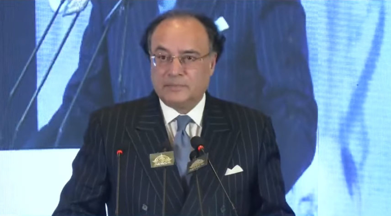 Aurangzeb calls for tackling issue of climate change