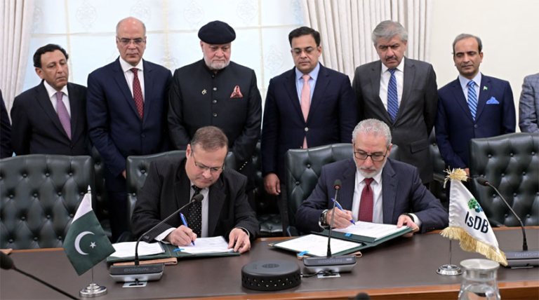 Pakistan, IDB sign three loan agreements