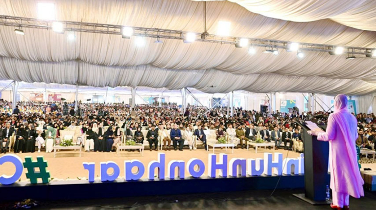CM Punjab distributes Honhaar Scholarships, laptops among students in Gujrat