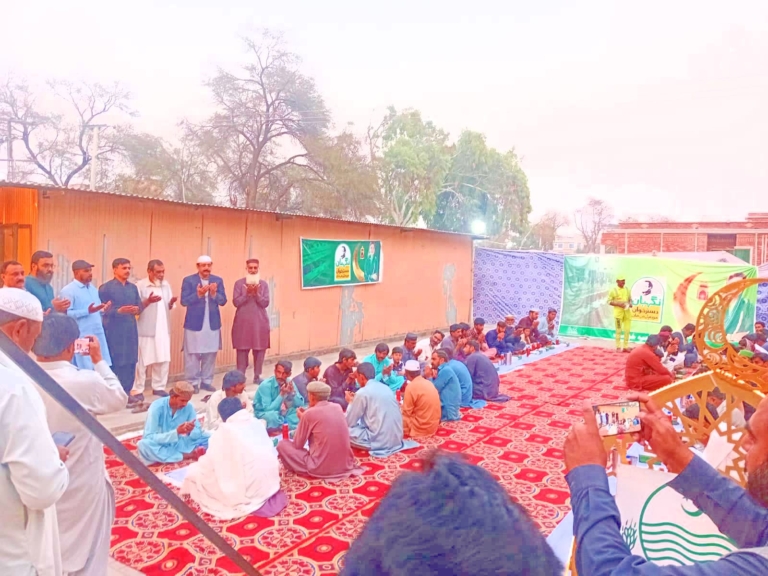 Former Senator Dr. Ghaus Muhammad Khan Niazi Visits Nigehban Ramzan Dastarkhwan in Khushab