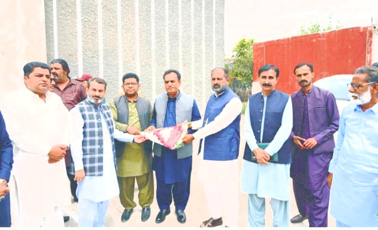 Commissioner Sargodha Visits Press Club, Praises Role of Media