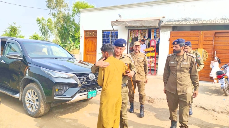 Police Officers Visit Homes of Martyrs, Celebrate Eid with Their Families