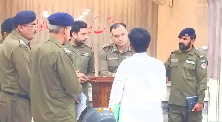 RPO Sargodha Reviews Law & Order, Hears Public Complaints During Visit to Mianwali